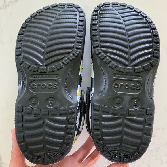 Daisy Floral Print Crocs / Size 6 - Picture 5 of 5